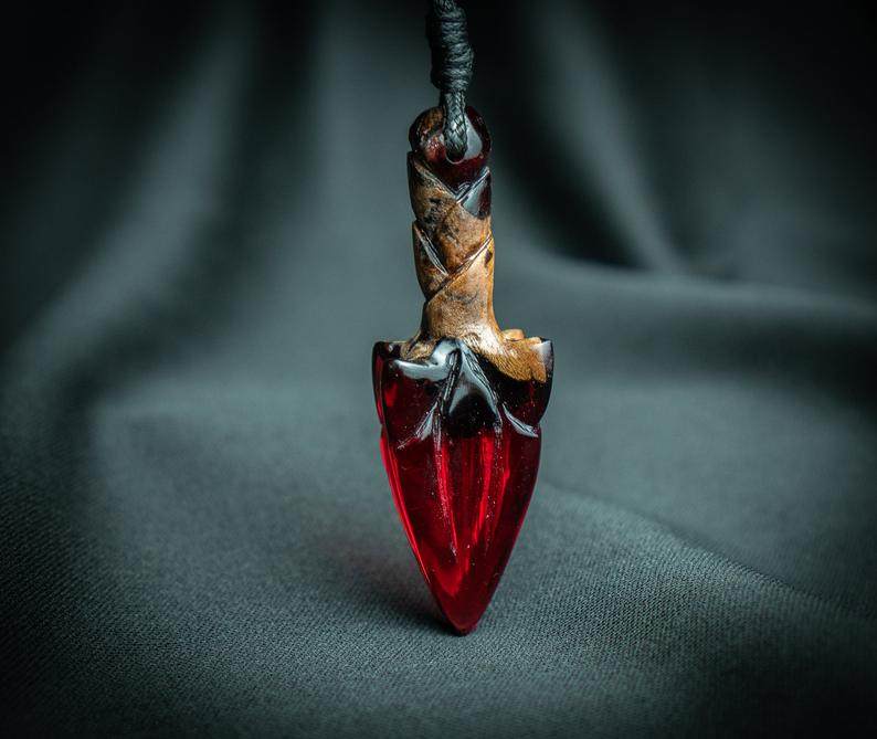 海外代购arrowhead手作复古血红色水晶箭头雕刻树脂项坠