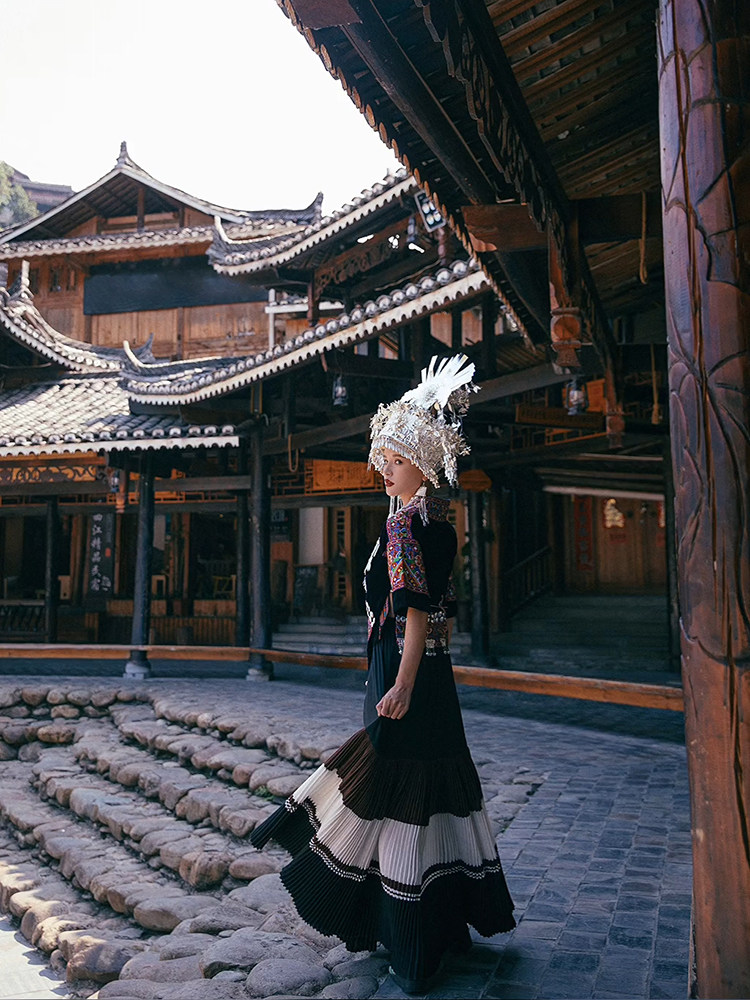 2022年夏季贵州民族风苗族服饰旅拍摄影头饰项圈民族服装