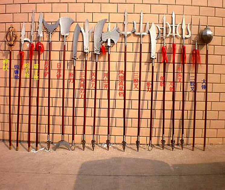 子午鸳鸯月是由两个月牙组成的兵器,配合拳头使用,拳师使用时,威力会