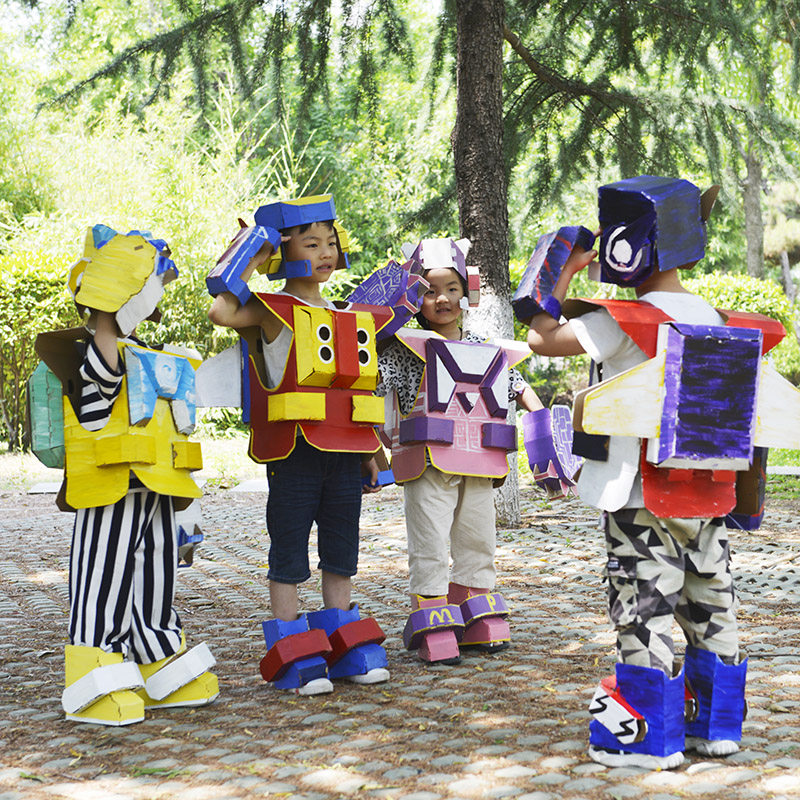 可穿穿戴纸箱机器人金刚铠甲儿童手工手工制制作白模填色