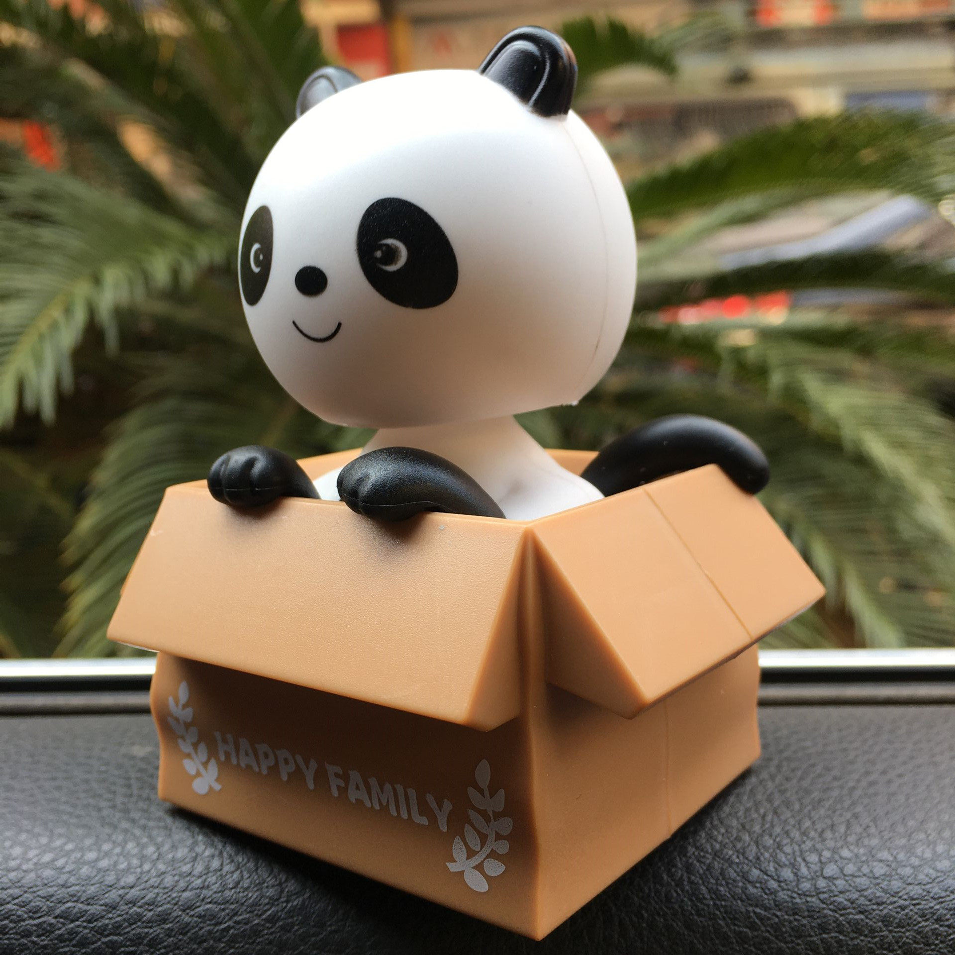 新款太阳能摇头公仔盒子熊猫创意汽车装饰摆件车内摆件