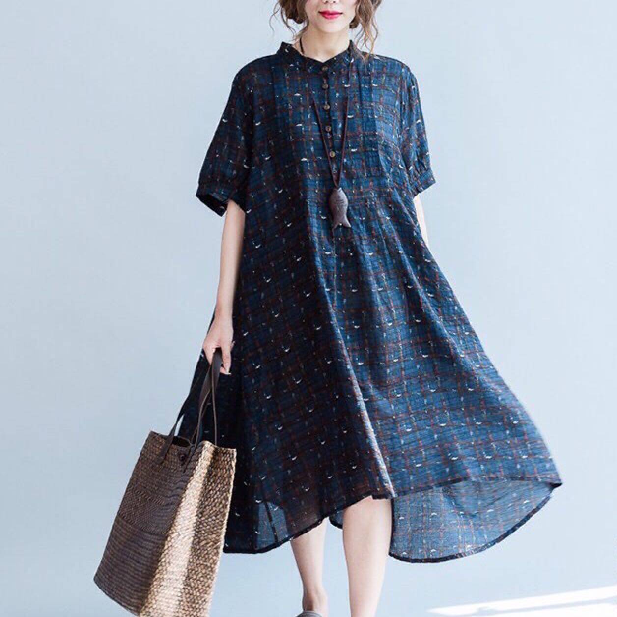 棉麻连衣裙款式米色的颜色,纯色系的装扮,简单又大方,以职业休闲为主