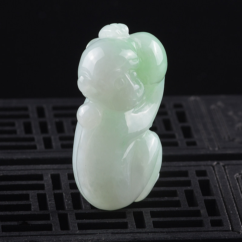 翡翠立体生肖猴子吊坠缅甸淡绿色玉石属相挂件颈饰