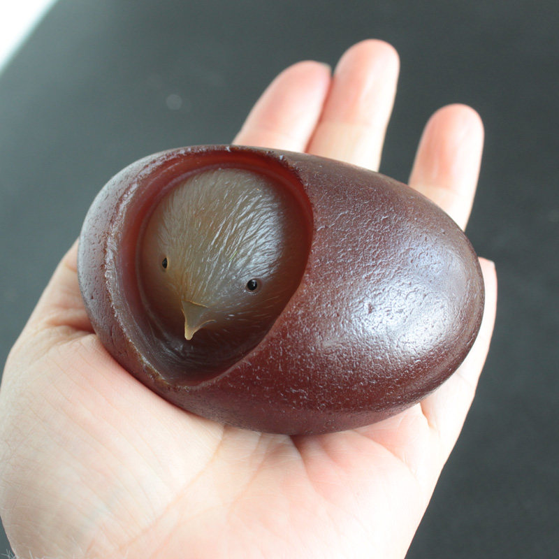 水玉冰魄天然玛瑙原石雕刻小鸡出壳把玩原皮手把摆件