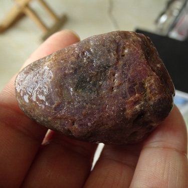 水玉冰魄红宝石把玩红刚玉原石原手把件 矿标diy毛料雕刻料实物