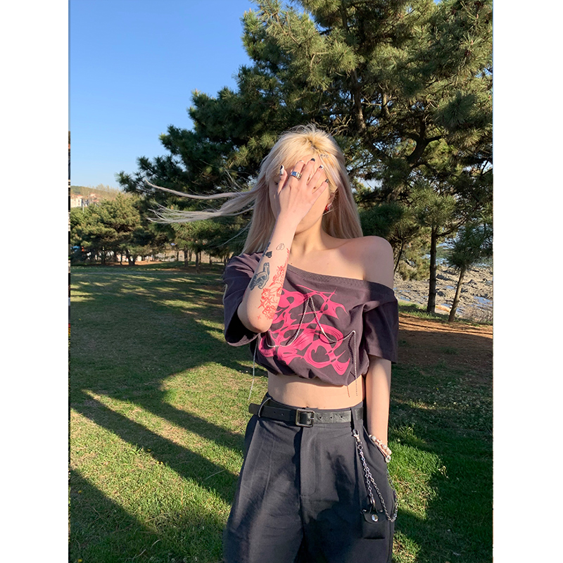 1WBLACK印花短袖T恤女夏季新款设计感小众短款一字肩纯欲辣妹上衣