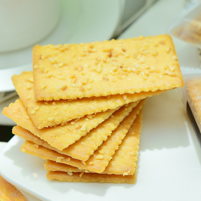 米嘴椒盐麻片花生片儿芝麻薄脆饼干网红零食韧性饼干