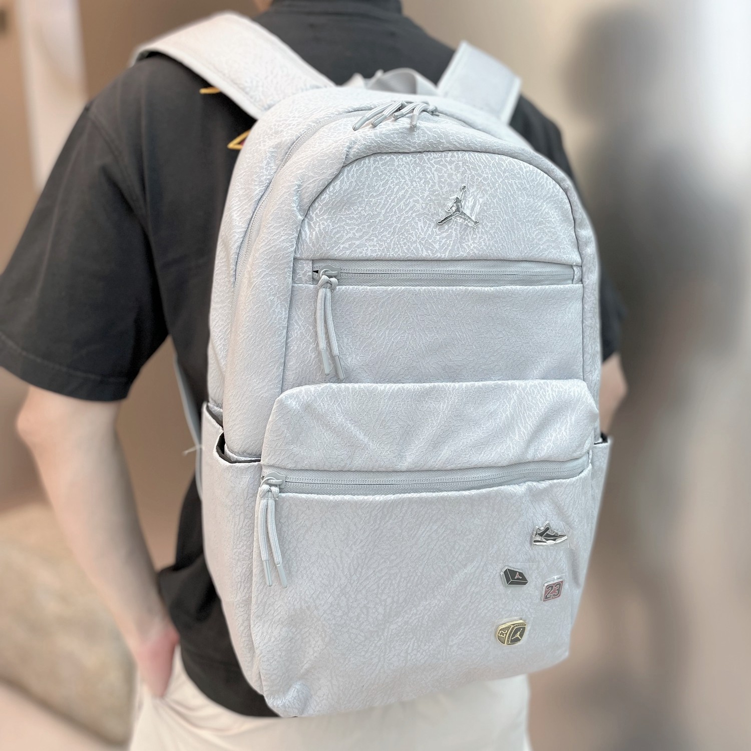 airjordan爆裂裂纹aj金属飞人logo徽章休闲运动双肩背包