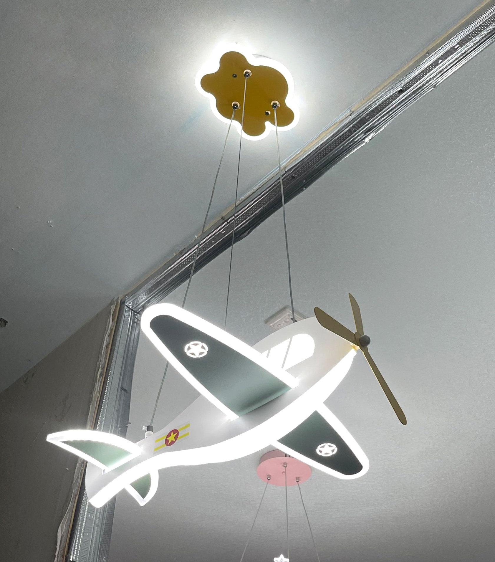 儿童男孩个性飞机现代简约护眼卧室房间卡通女孩儿童房吊灯