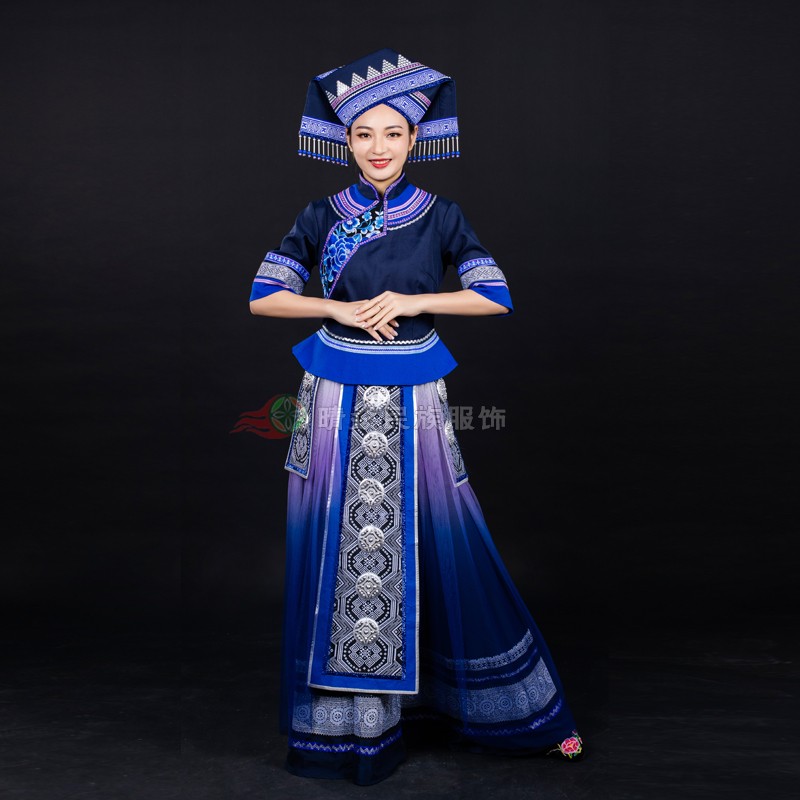 服装晴焱定制壮族简约大方刺绣深蓝色长裙讲解民族服装