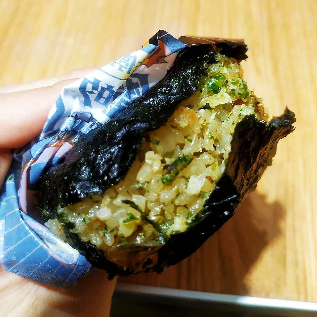 罗森恶魔饭团辣大版牛堡寿喜烧茄蟹肉金枪便利店西式糕点