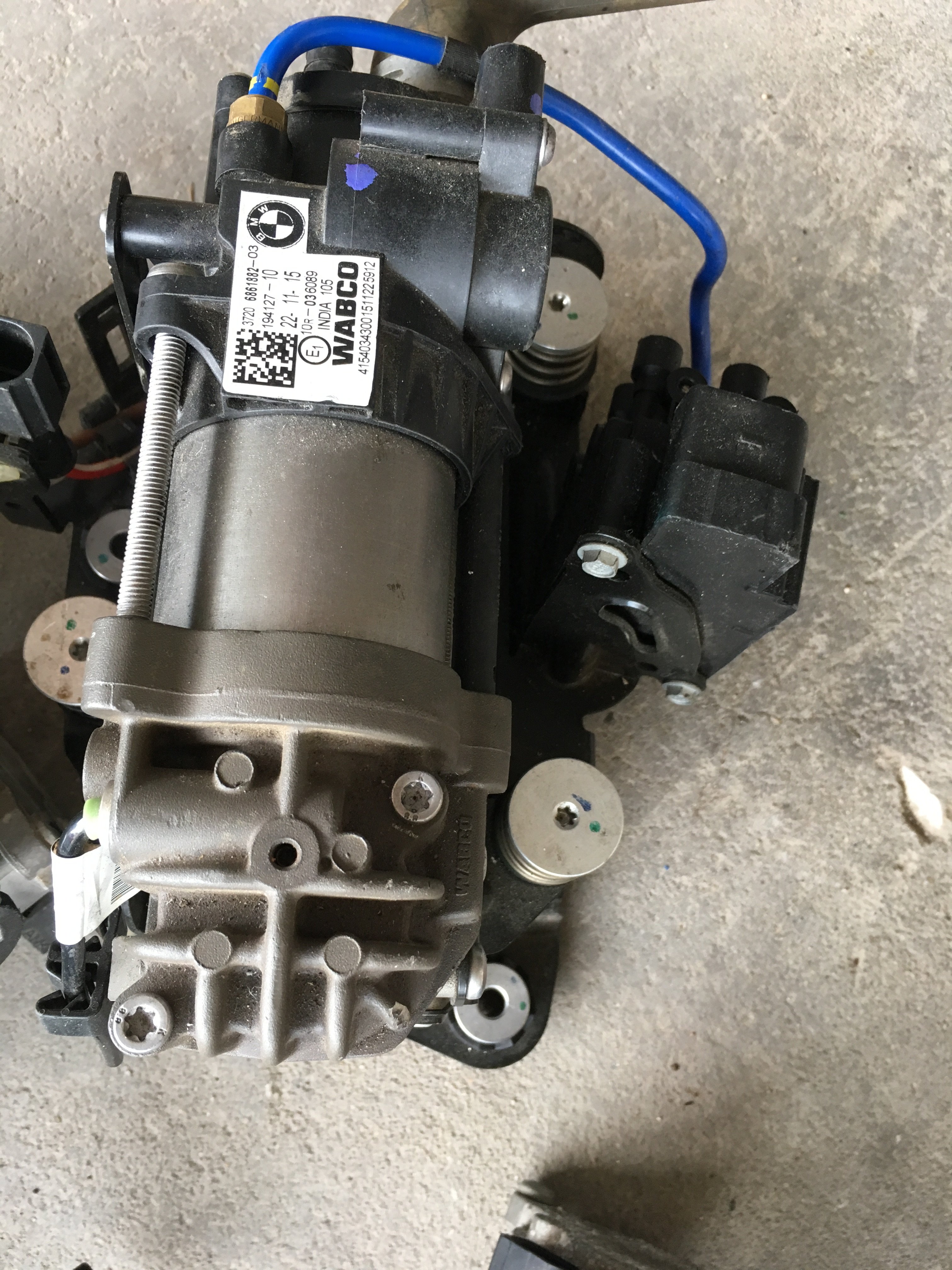 宝马g32g12g38空气悬挂减震打气气泵充气泵车载充气泵