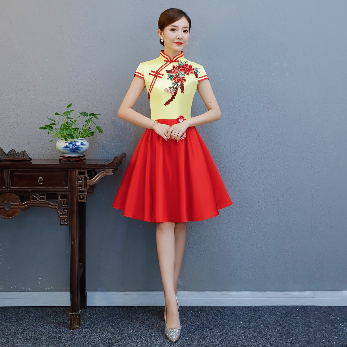 旗袍迎宾小姐接待颁奖酒店典礼年轻少女新式旗袍