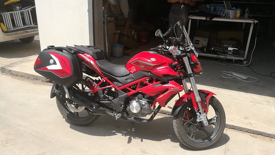 红宝宝龙适用于tnt150边箱侧箱后备尾箱衣架改装摩托车尾箱