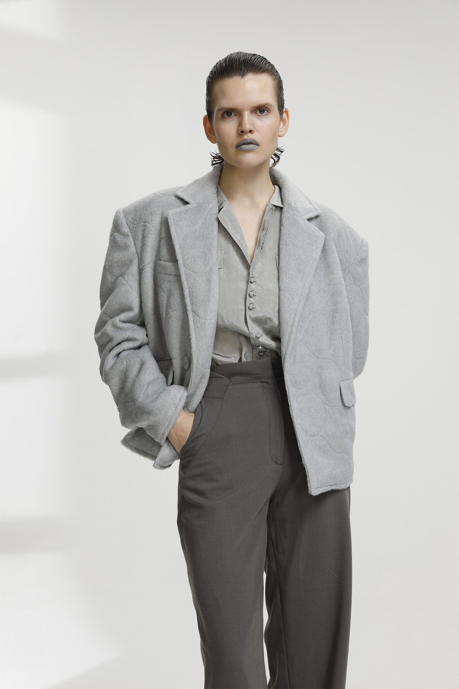 till tint/2020pre-fall 贝壳光泽感灰调古巴领口袋时装衬衫