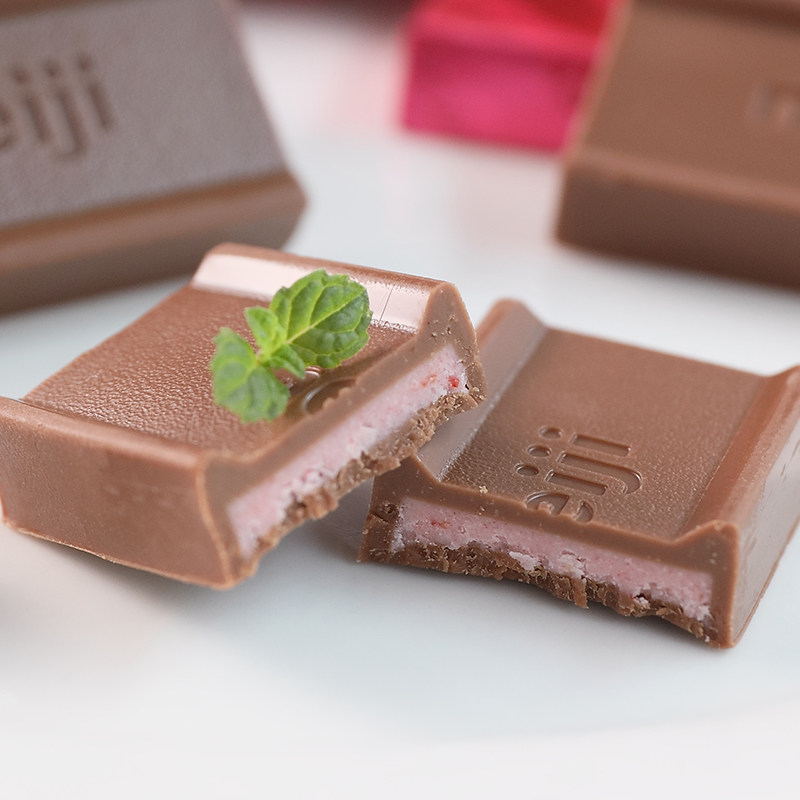 巧克力日本进口meiji明治钢琴草莓牛奶夹心26枚巧克力制品