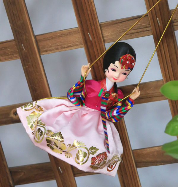 韩国原装进口韩服娃娃工艺摆设荡秋千花童单偶heww1179朝鲜族