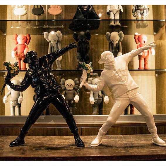 banksy班克西斯扔花男扔花人者白色潮流玩具艺术摆件