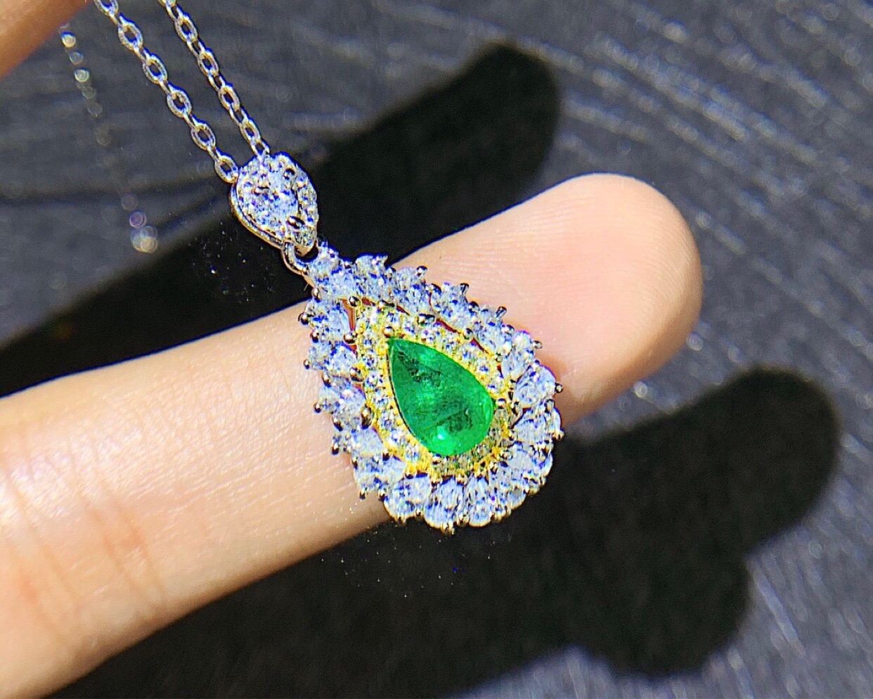 s925银镶天然祖母绿吊坠7mm水滴形简简约大方颈饰