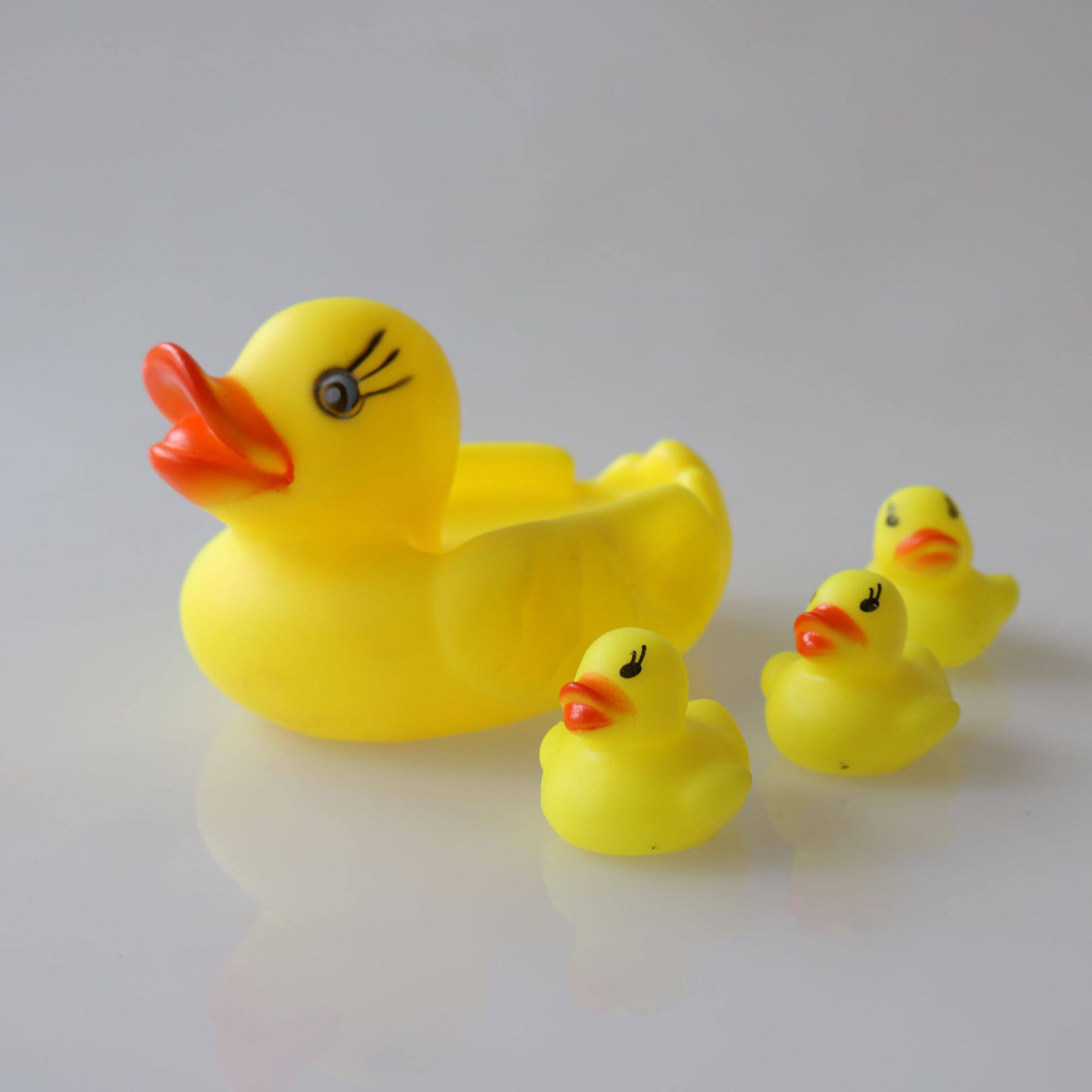 搪胶戏水母子发泄母鸭一只小鸭一捏响的玩具创意