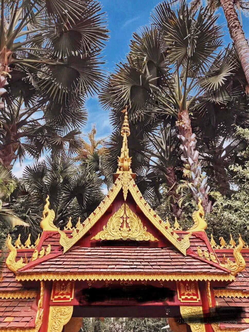 西双版纳餐厅装饰金孔雀屋顶泰式门头房檐傣族金色傣族