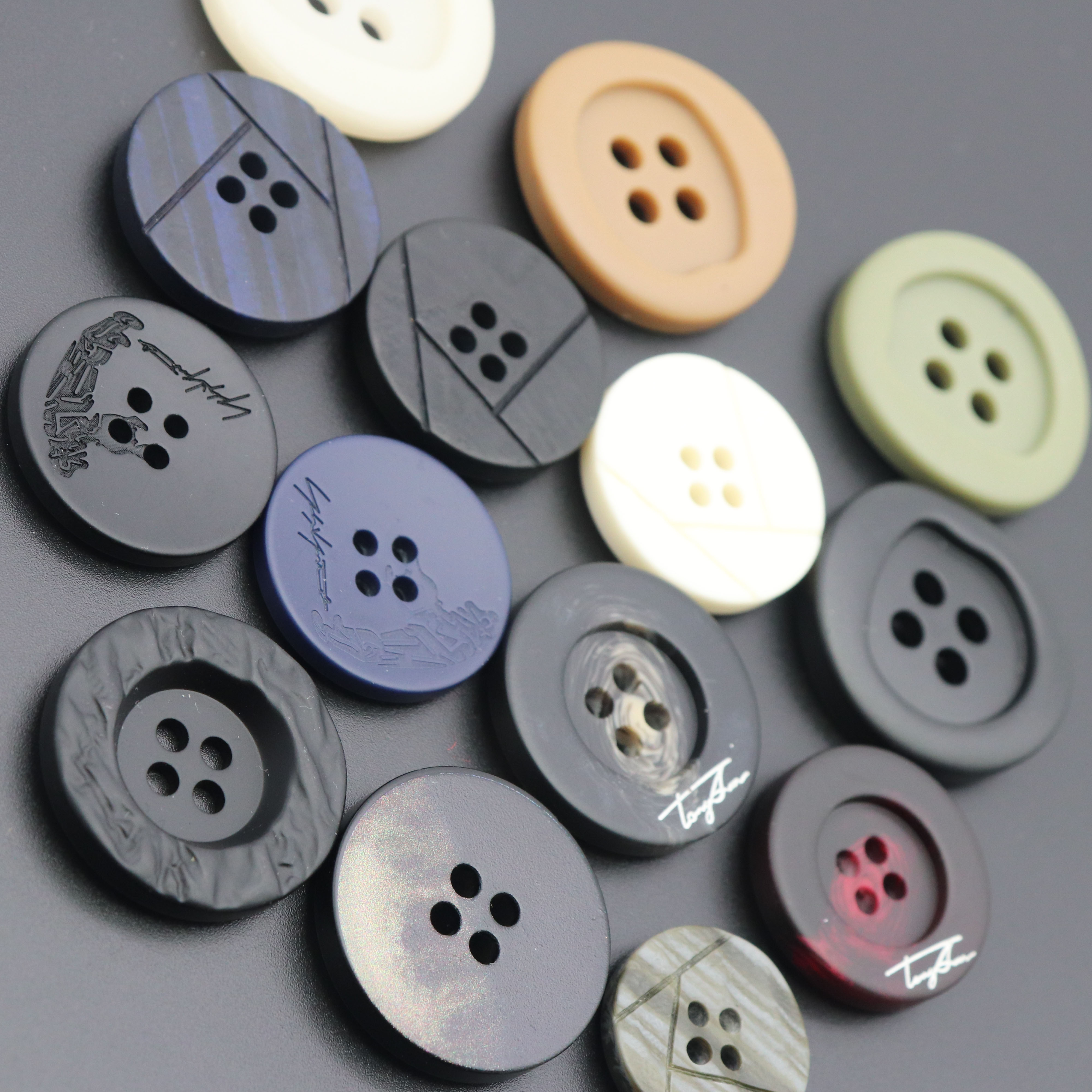 四眼树脂衣服装饰扣西装裤子钮扣男女毛呢大衣风衣纽扣扣子百搭