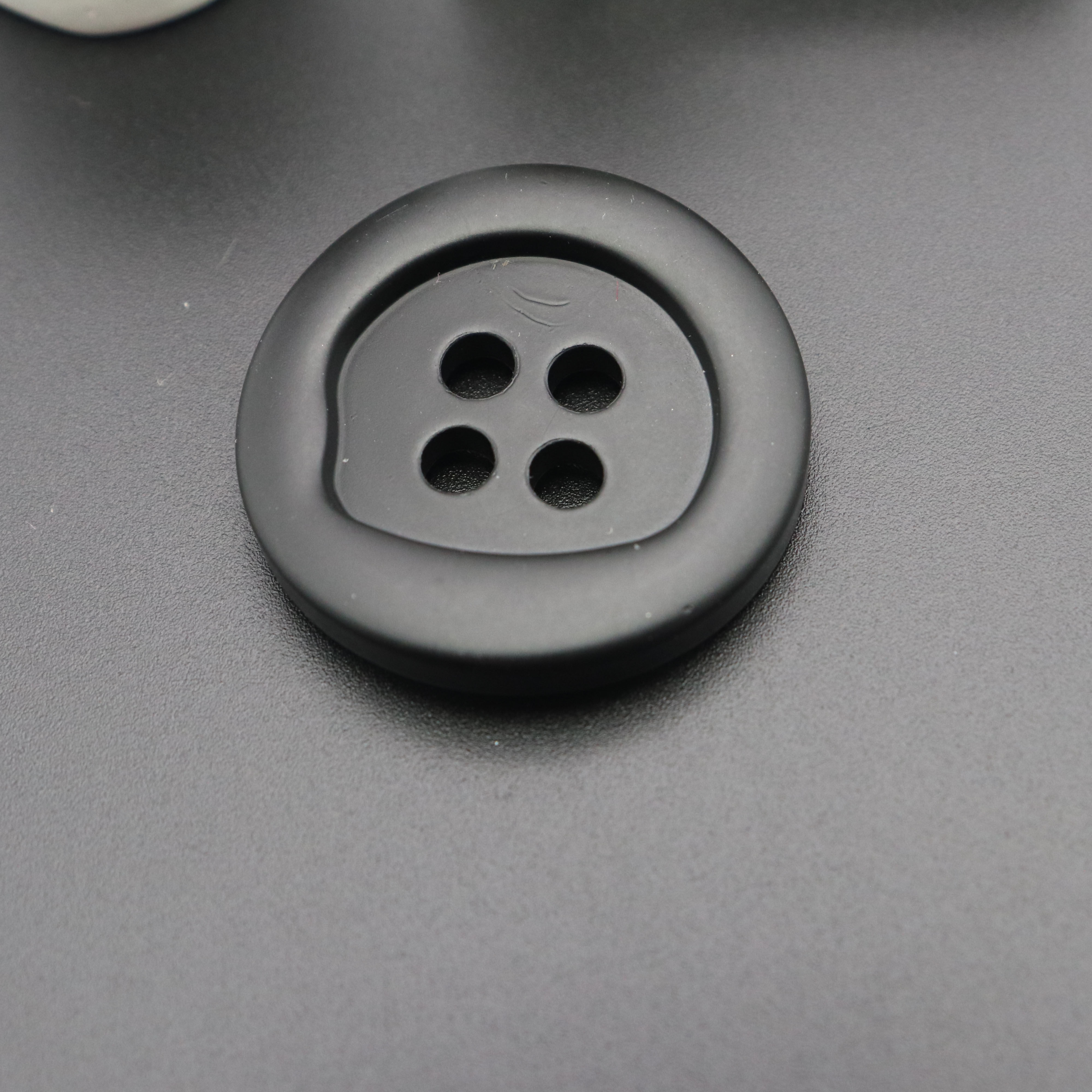 四眼树脂衣服装饰扣西装裤子钮扣男女毛呢大衣风衣纽扣扣子百搭