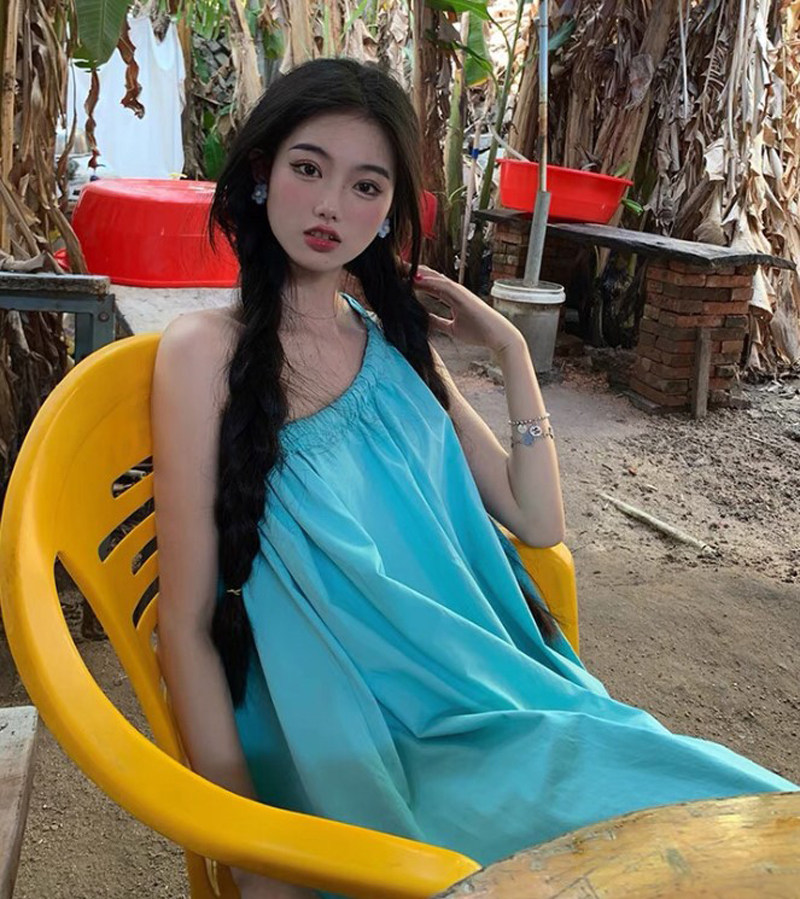 卢洁云松显连衣裙度假海边三亚宽松蓝色露肩性感连衣裙