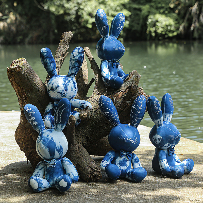 村寨故事手工蓝染蜡染可爱可爱兔兔子公仔中式绒布苗族蜡染