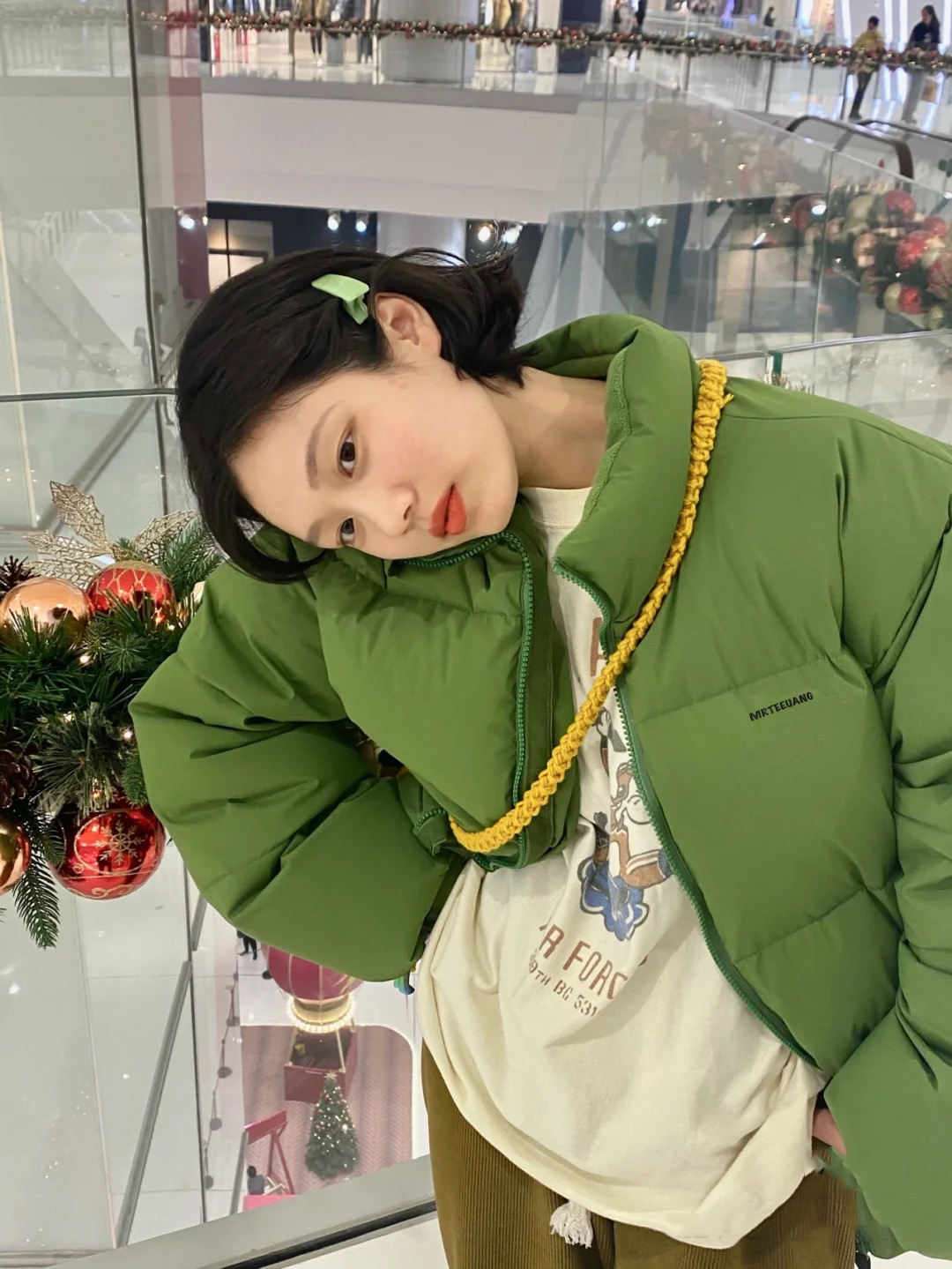 爱打扮(www.idaban.cn)，绿色短款羽绒服女2022年新款小个子情侣加厚面包服白鸭绒冬外套