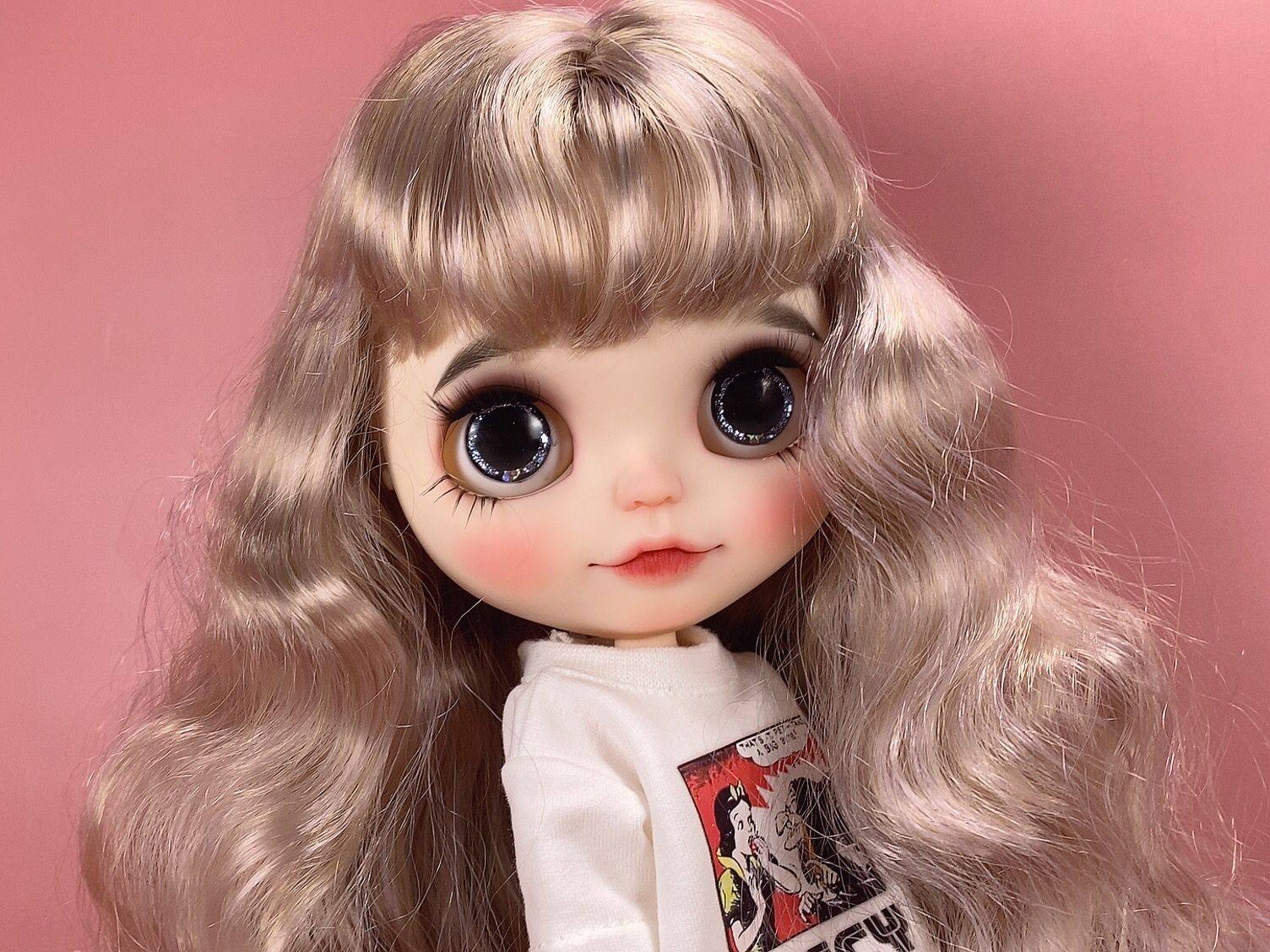 淡紫金色卷发小布布娃娃微微裂嘴笑下睫毛水彩娃娃