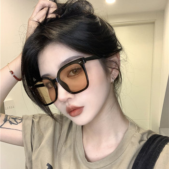 ແວ່ນຕາກັນແດດຂະໜາດໃຫຍ່ Retro ສີດໍາສີນ້ຳຕານສີ່ຫຼ່ຽມໜ້າຕາແວ່ນຕາກັນແດດຂະໜາດນ້ອຍ Internet Celebrity women high-end ins round face Korean sunglasses
