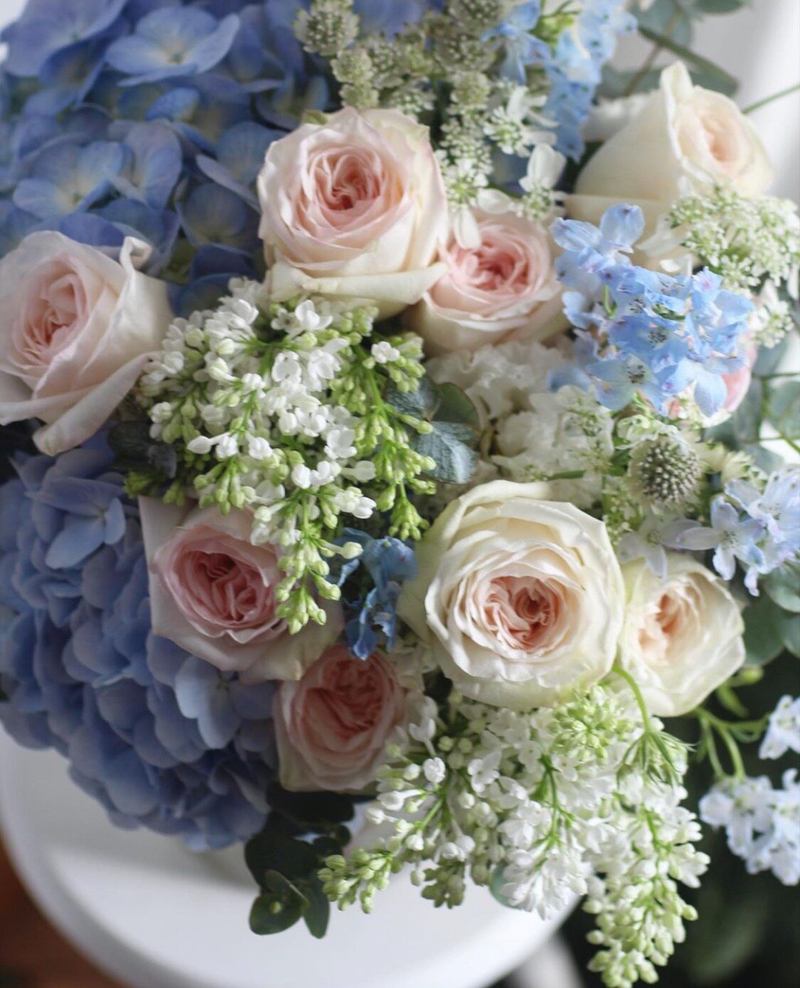 西岱岛北京同城鲜花速递新款蓝白混搭素雅花束生日鲜花速递同城