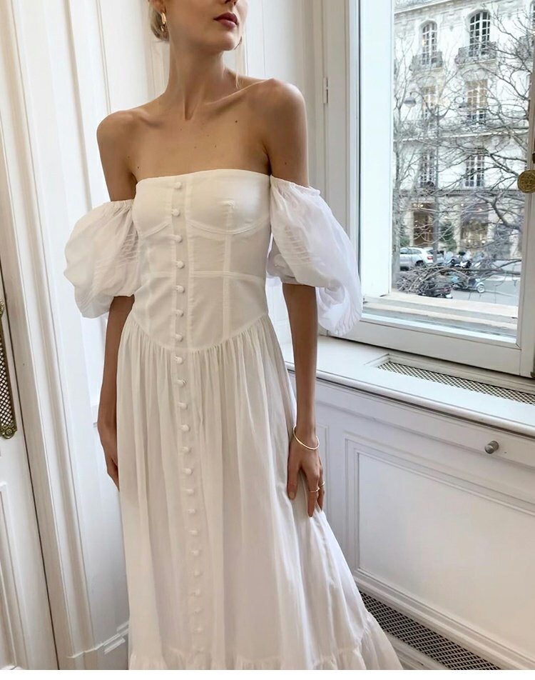 2021澳洲 复古白色露肩度假仙女长裙 简约泡泡袖女神海边连衣裙
