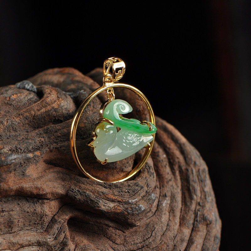 优雅如意锁骨翡翠天鹅灵动飘阳冰种镶嵌黄金颈饰
