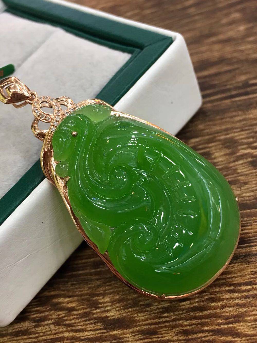 新款金吊坠挂件如意金镶玉吊坠18k时尚碧玉和田颈饰