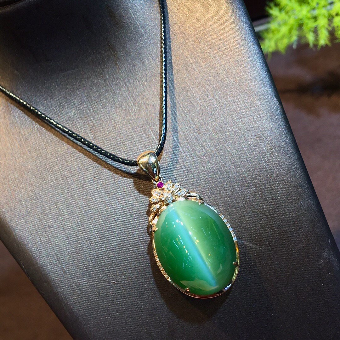 女神金挂件妈妈翡翠挂件18k镶嵌碧玉猫眼吊坠颈饰