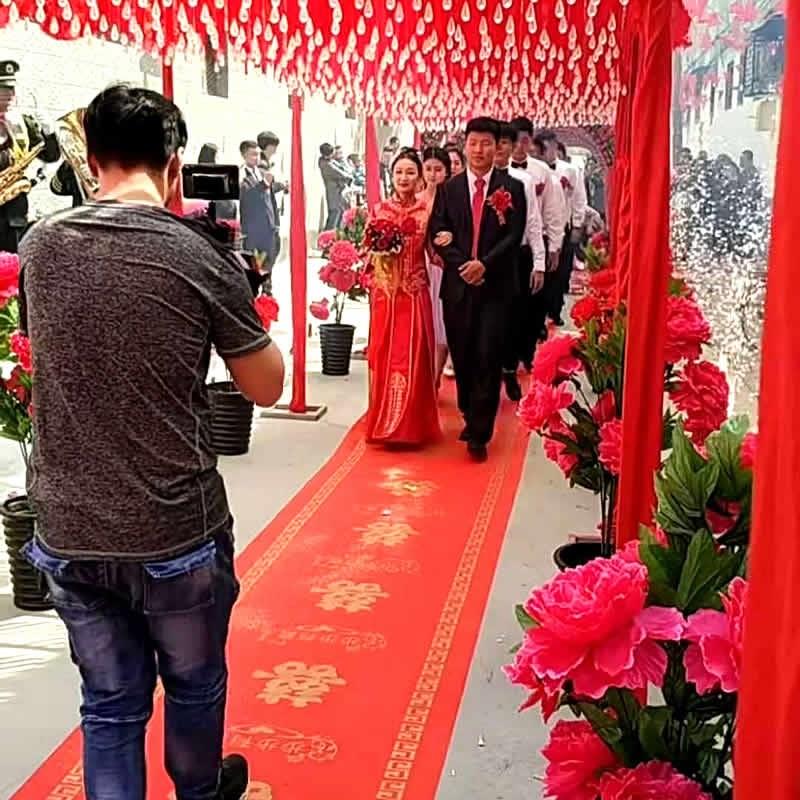 婚礼农村场景布置地毯步步有喜结婚装饰卧室拉花