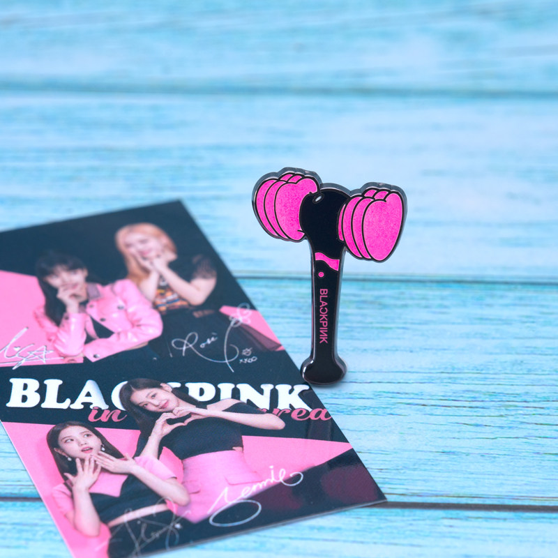 blackpink朴彩二代徽章周边金属棒粉荧光应援lisa胸针