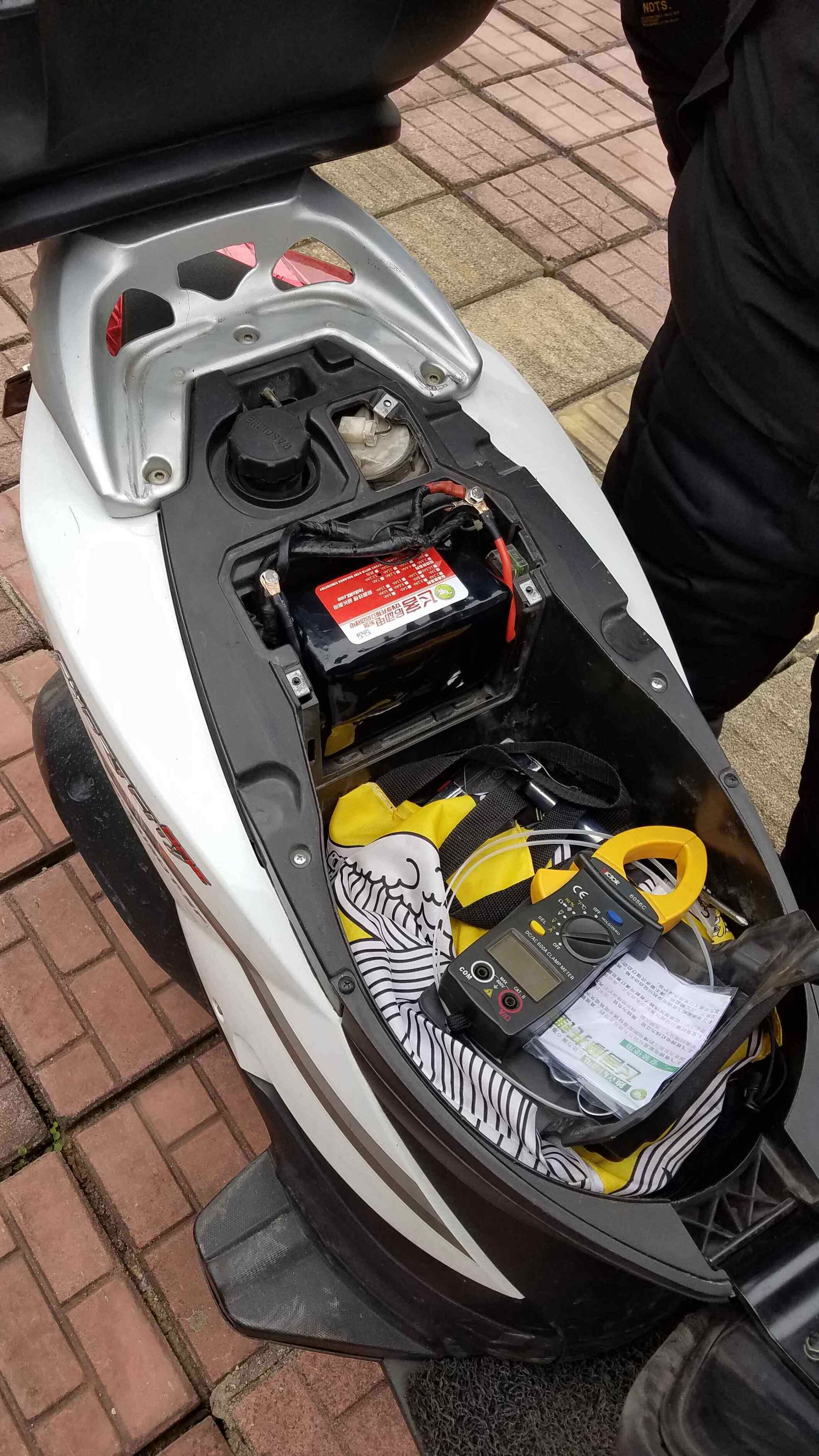 12v摩托车电瓶飞客锂电池比亚乔维斯vespagts200lxv150摩托车电瓶