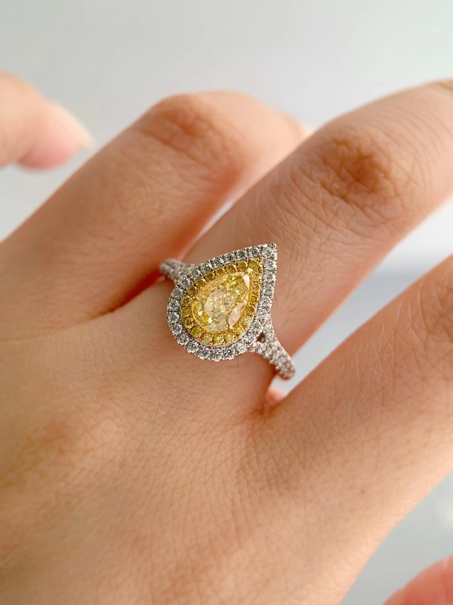 水滴黄钻戒指温柔搭配明亮亮的暖色色调温暖手饰