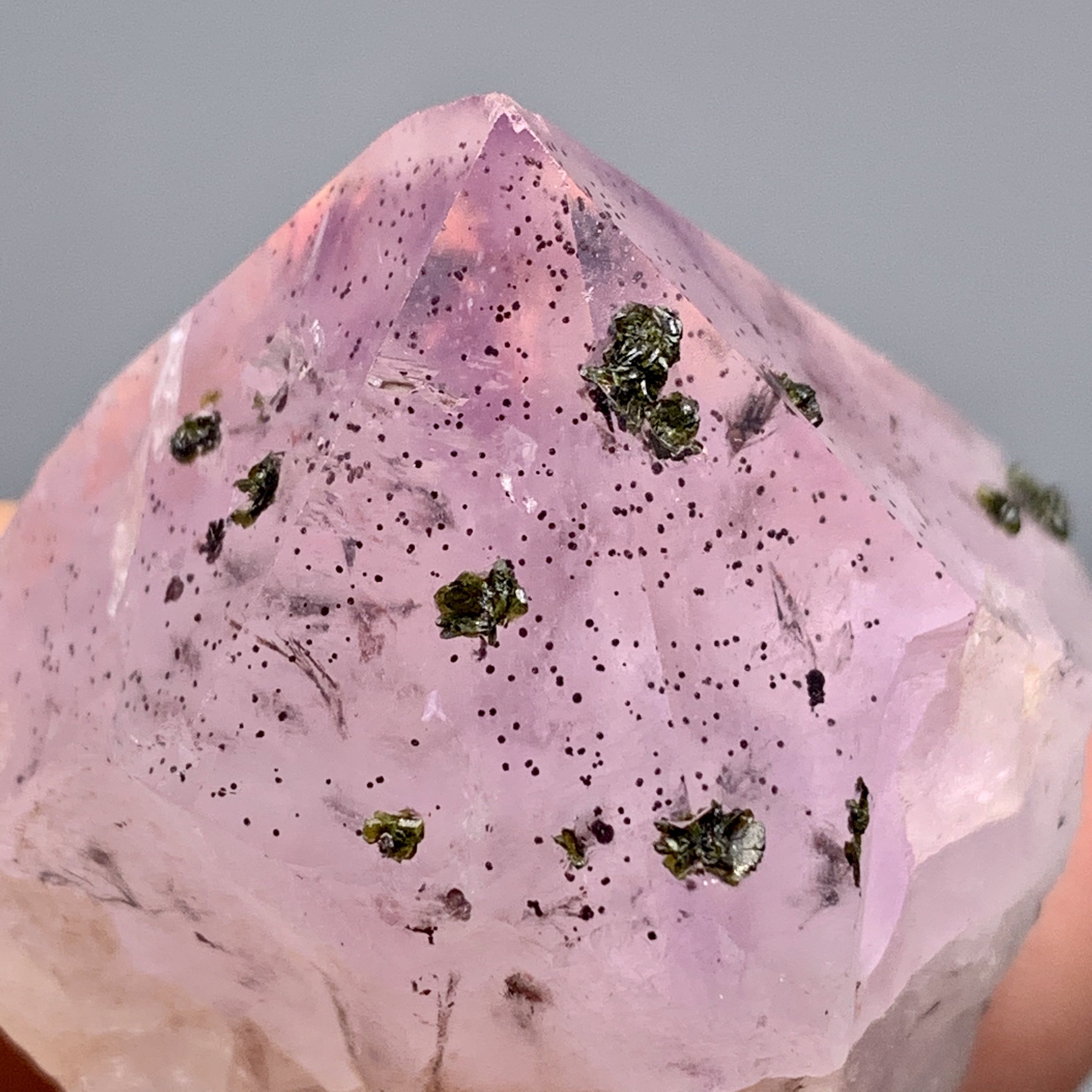 水晶四川花园绿帘石包裹体超七水天然矿物晶体摆件