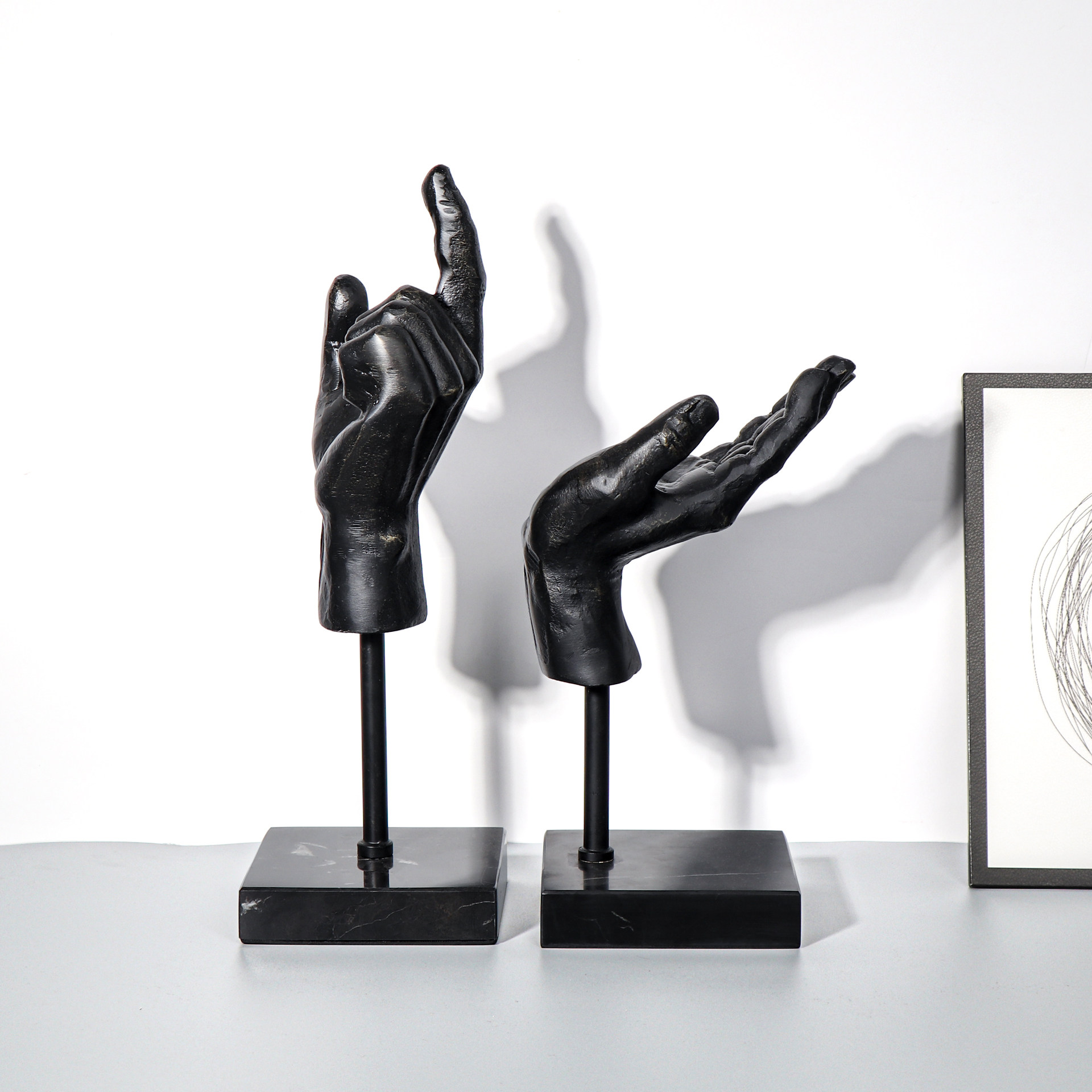 后现代北欧样板房客厅书房酒柜创意手部造型雕塑摆件