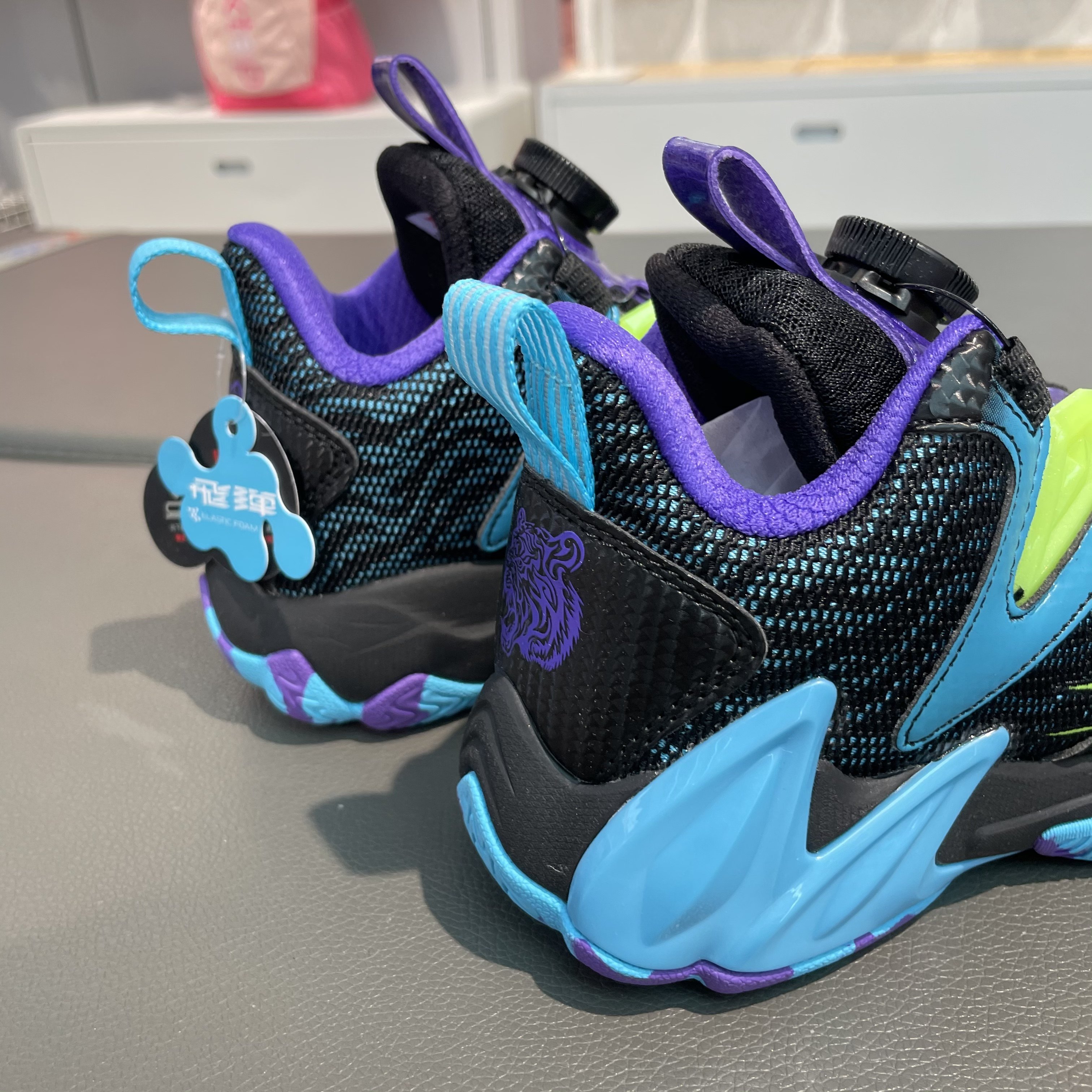 特步儿童2022新款全革防水寅虎2.0篮球鞋回弹运动鞋