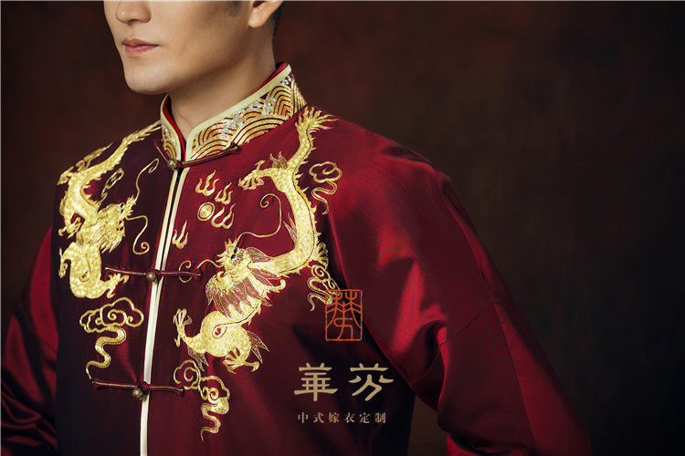 华芬嫁衣 新款长袍马褂 酱红色真丝重缎刺绣双龙男婚服男装秀禾服