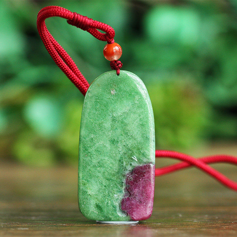 天然红绿绿宝吊坠大师级雕刻山水风景方牌油润项坠