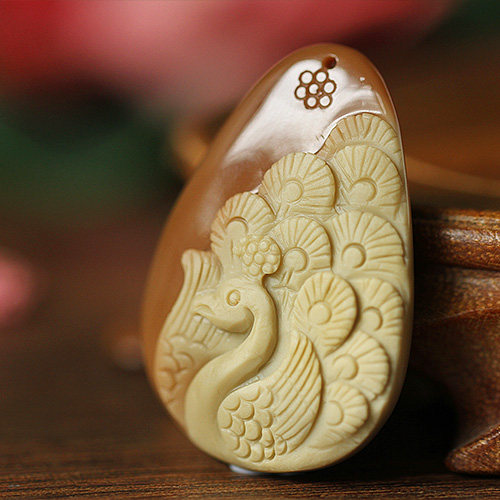 天然阿拉善玛瑙吊坠棕黄双色苏工大师级雕刻孔雀开屏项坠