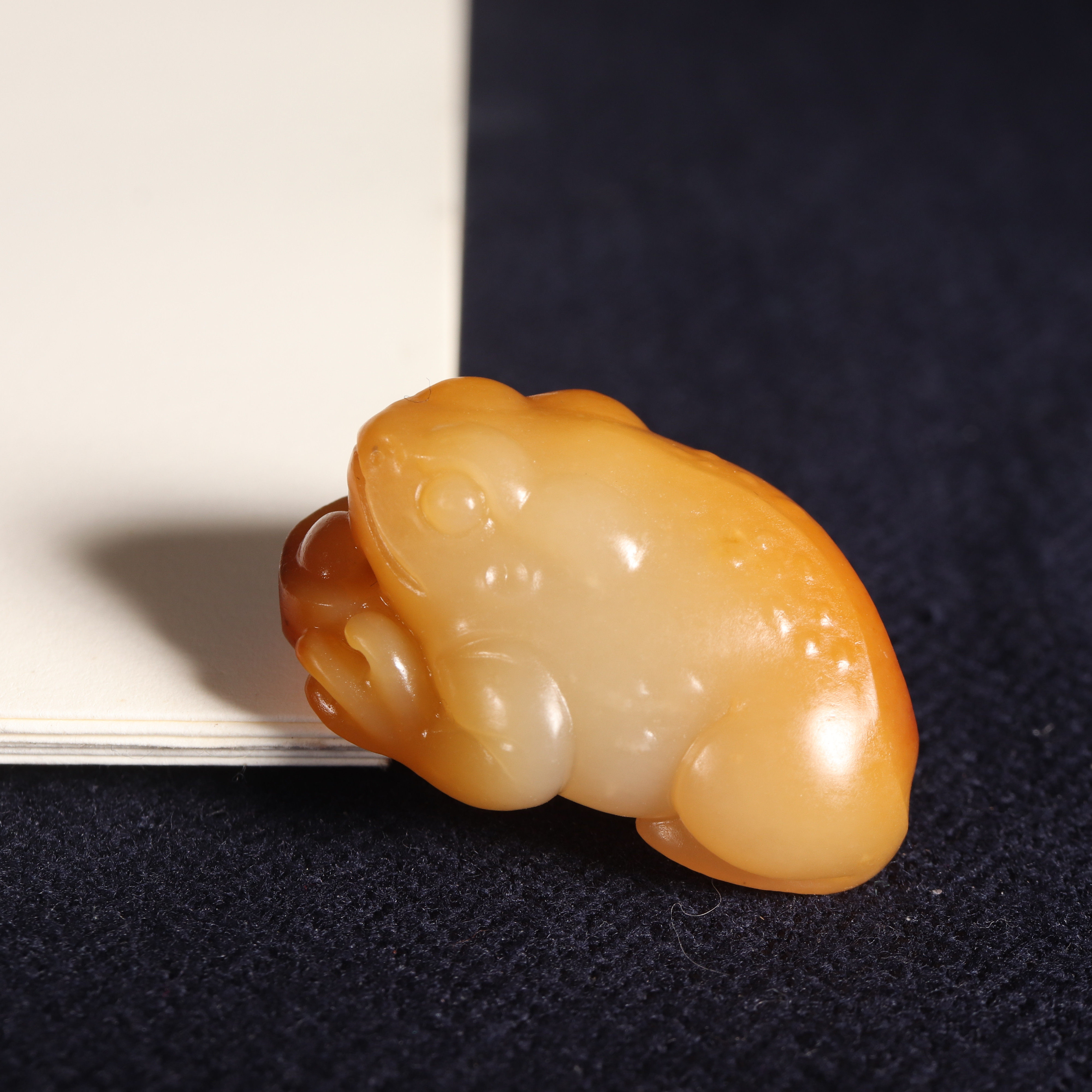 在售新疆和田玉黄沁籽料原石玉坠挂件苏工老熟沁色金蟾玉石藏品级