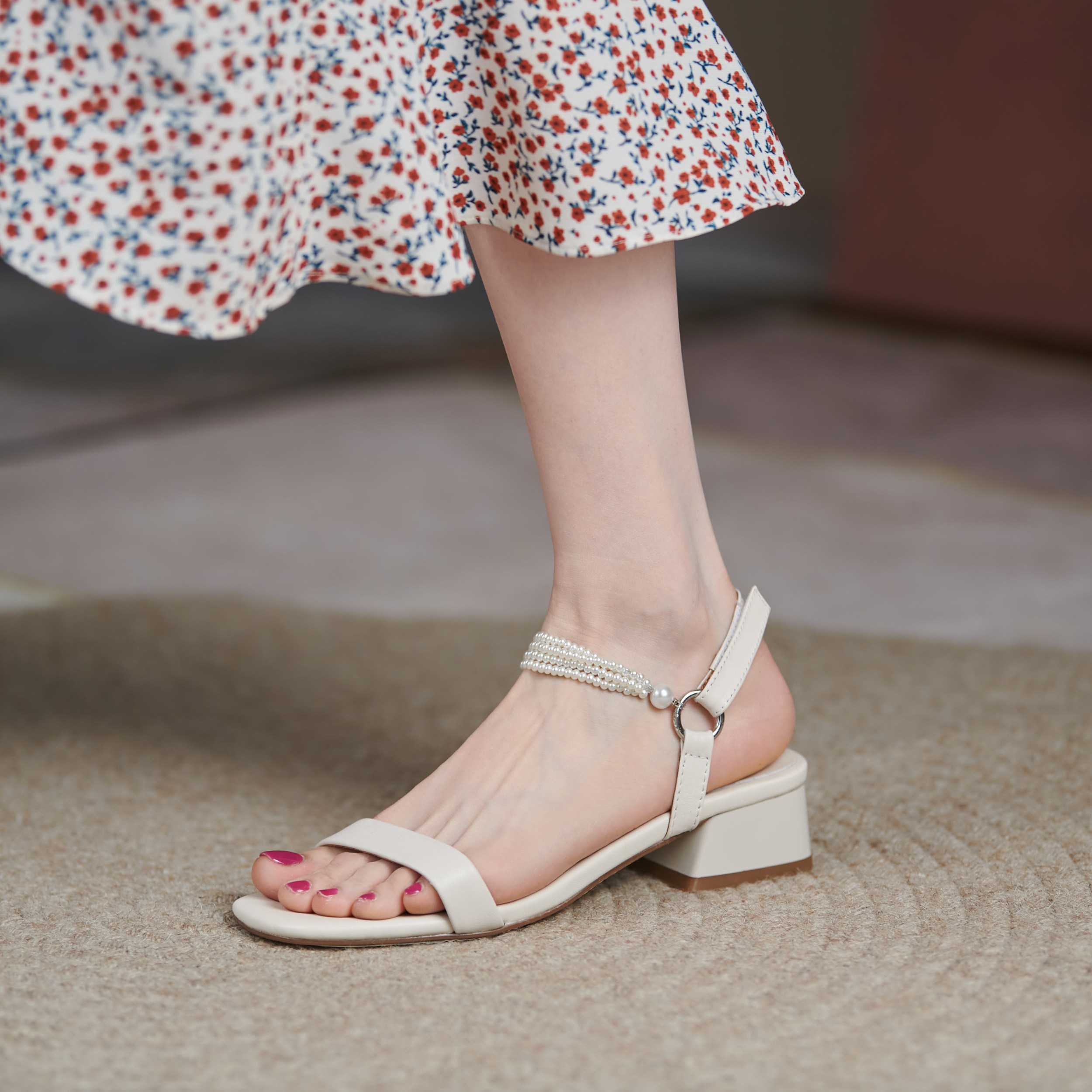 南城以北2022夏季新款中跟仙女一字凉鞋粗跟时装凉鞋