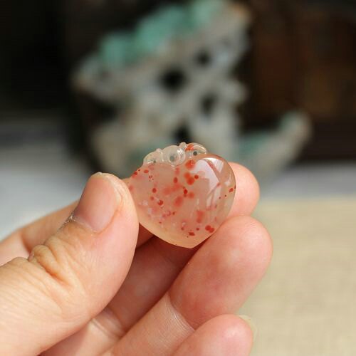 天然玉石保真阿拉善糖心玛瑙草莓点点手工雕刻项坠